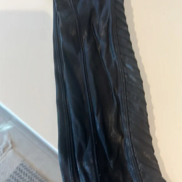 Spanx textured leggings (pleather looking) - Picture 6 of 8